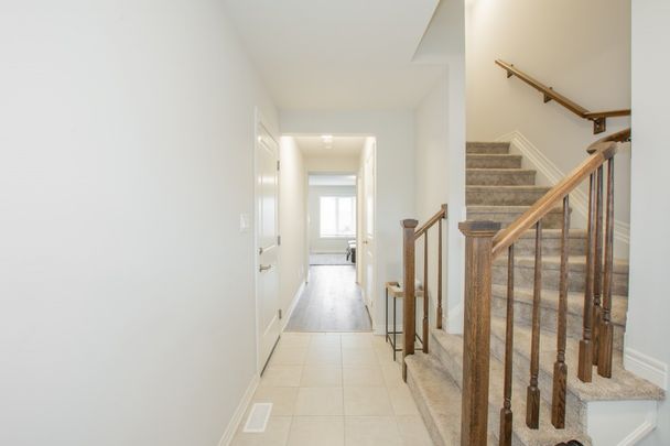 Bright & Spacious 3 Bedroom Townhouse in Welland!! - Photo 1