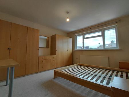 Pyecombe Corner, North Finchley, London - Photo 5