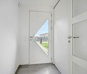 Rækkehus i nyere kvarter med legeplads og grønneområder, med plads ... - Photo 5