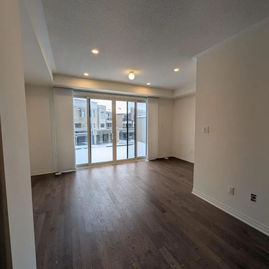 19 CLARINGTON BOULEVARD - Photo 1