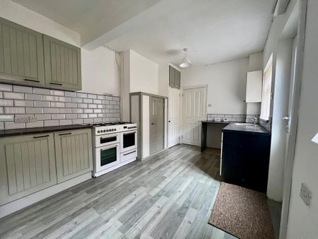 4 bedroom semi-detached house to rent - Photo 4