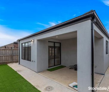 “Modern Family Home!” - Photo 3