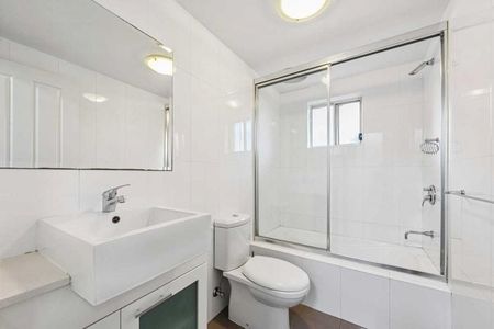 Spacious Modern Townhouse with Multiple Living Areas & Entertainer's Courtyard - Photo 4