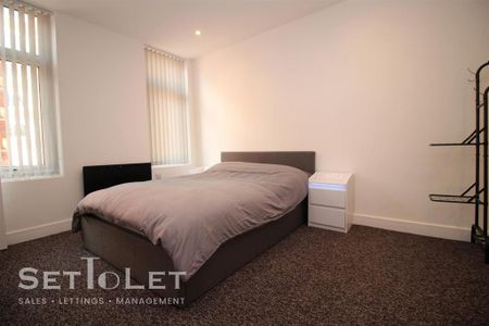 4 bedroom terraced house to rent - Photo 3
