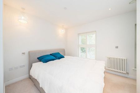 4 bedroom end of terrace house to rent - Photo 2