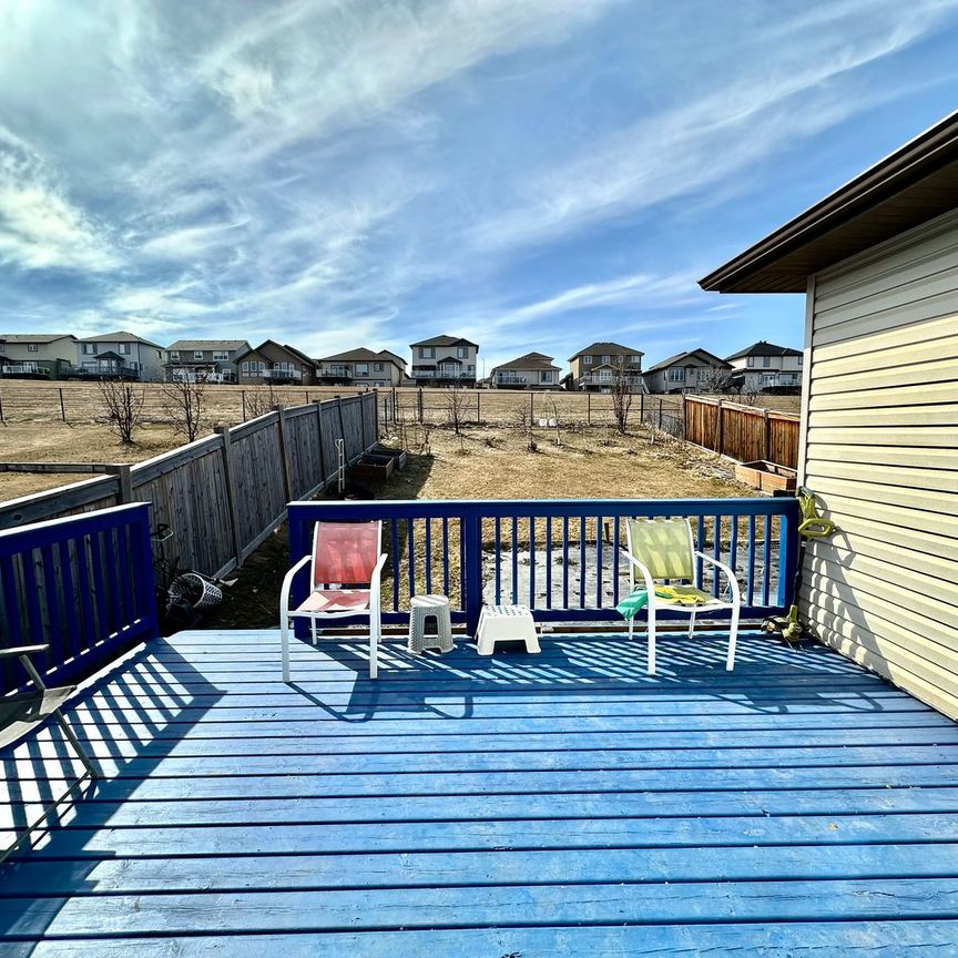 Furnished and Spacious 3 Bedroom Upper Suite in Eagle Ridge with Utilities Included! - Photo 1