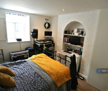 4 bedroom semi-detached house to rent - Photo 3