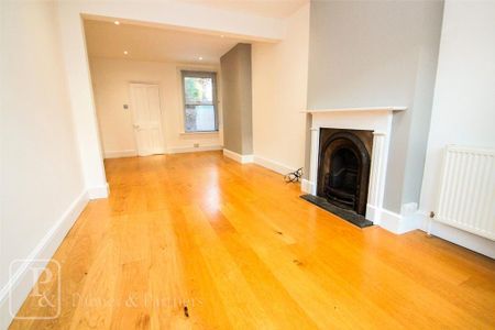 3 bedroom semi-detached house to rent - Photo 2