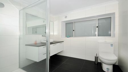 FAMILY HOME WITH DOUBLE GARAGE - Photo 2