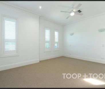 4 Bedrooms + Study. Absolute Luxury! - Photo 2