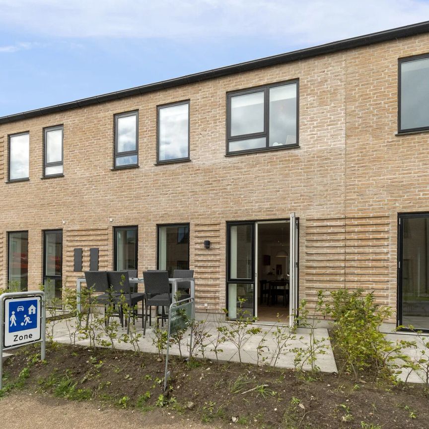 Moderne rækkehus med smuk udsigt og charmerende beliggenhed - Photo 1