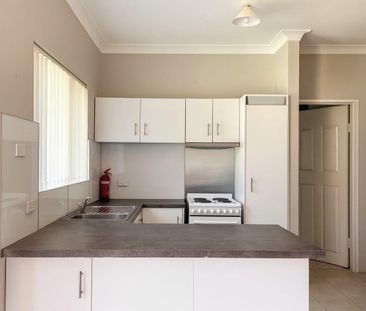 Ground floor apartment close to schools, shops and transport - Photo 3