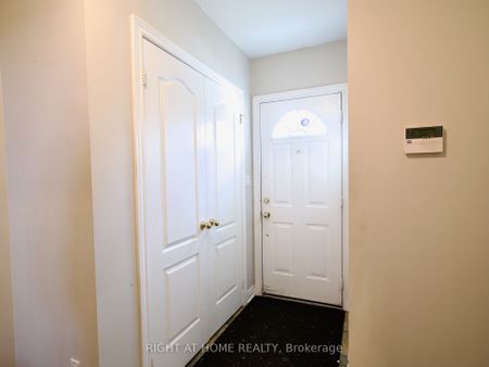 Condo Townhouse For Lease | E8142346 - Photo 5