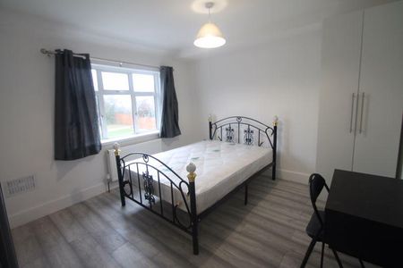 4 bedroom semi-detached house to rent - Photo 2