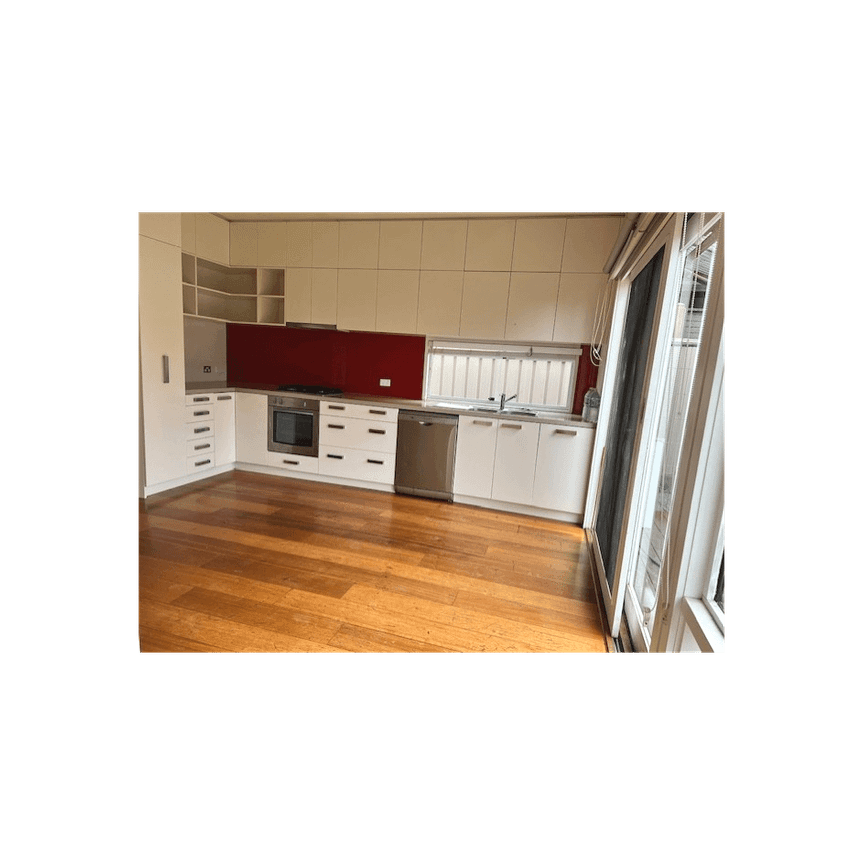 SPACIOUS & COMFORTABLE LIVING IN A PERFECT KINGSBURY POSITION - Photo 1