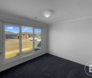 BRAND NEW LUXURY LIVING IN PRIME WINTER VALLEY LOCATION - Photo 3