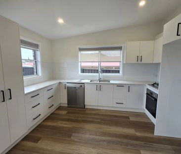 Modern & Newly Renovated Family Home - Photo 1