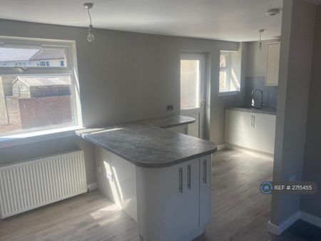 2 bedroom end of terrace house to rent - Photo 3