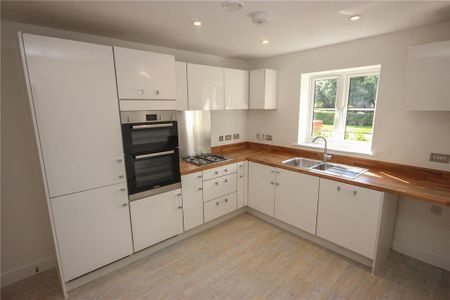 4 bedroom end of terrace house to rent - Photo 4