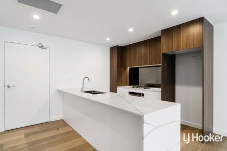 Beautiful 2 Bedroom Apartment - Available Now! - Photo 4