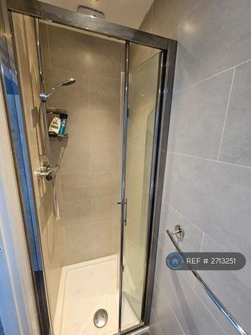 5 bedroom detached house to rent - Photo 4