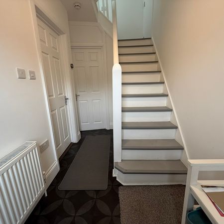 This fully furnished studio room is available in a three-person professional house share, located just off Cherry Hinton Road. The property offers excellent access to Addenbrooke’s Hospital, Cambridge Train Station, and the city centre, making it ideal for working professionals. - Photo 3