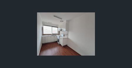 2-Bed Apt with Balcony! Prime Spot. - Photo 2