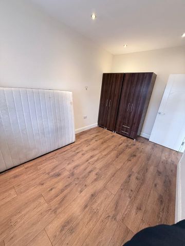 1 Bed Flat, The Mall, W5 - Photo 4