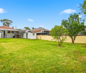 Immaculate Three-Bedroom Family Home with Gas Cook-Top, Double Carp... - Photo 1