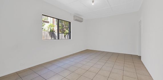 Spacious 3 bedroom half house in a great location - Photo 2