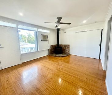 COSY 4 BEDROOM RENOVATED HOME - Photo 4