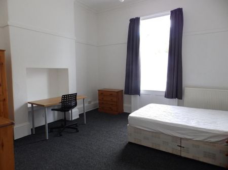 1 bedroom in a house share to rent - Photo 2