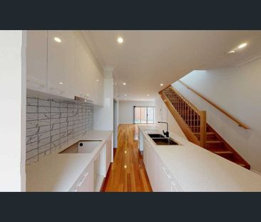 MODERN TWO-BEDROOM TOWNHOUSE! - Photo 2