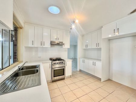 Large 4 Bedroom Family Home with Studio / 5th Bedroom - Photo 5