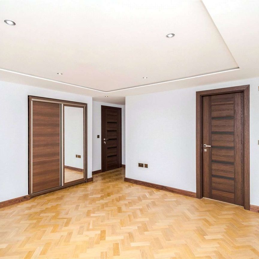 Three bedroom, three bathroom apartment finished to an exceptional standard set within a portered block - Photo 1