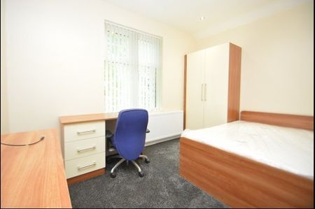 9 Bedroom Student Properties in Leeds - Photo 3