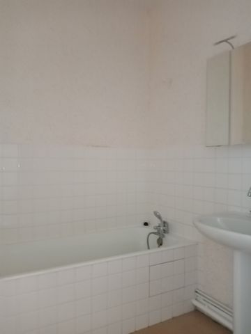 Location Appartement 3 pièces 77m² DOMFRONT EN POIRAIE 61700 - Photo 3