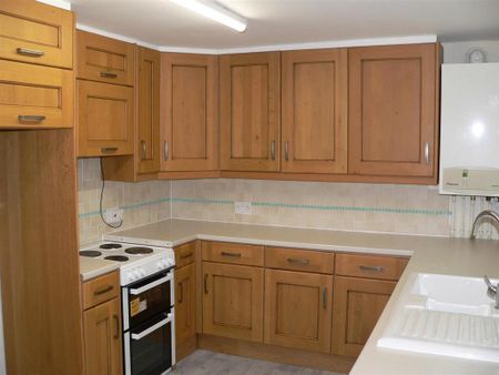 3 bedroom semi-detached house to rent - Photo 5