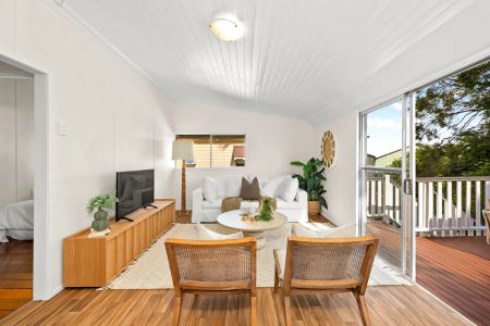 Charming Queenslander on a spacious 1012m² block - Photo 4