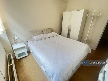 1 bedroom in a flat share to rent - Photo 2