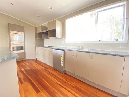 Spacious 4 bedrooms house is looking for rent! - Photo 2