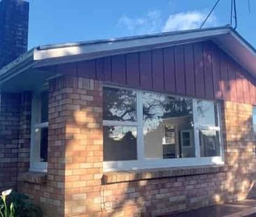 Four Bedroom - Close To Chartwell Shopping Centre - Photo 2