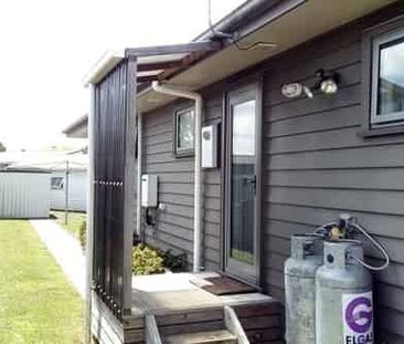 Modern and Sunny - Photo 2