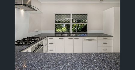 Spacious 3-Bedroom Home with Pool and Patio Bliss - Photo 5