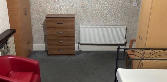 Room in a Shared House, Green Lane, IG3 - Photo 2