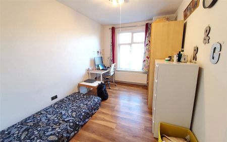 4 bedroom semi-detached house to rent - Photo 4