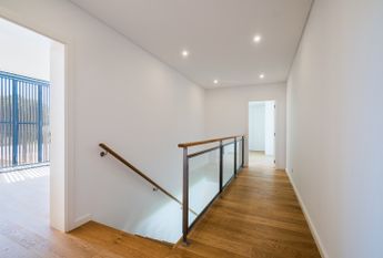 Moradia T6 de arquitetura moderna inserida no Golfe de Oeiras