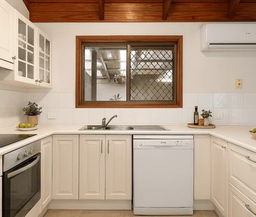 Stylish, Home on a Large Block – Convenient & Comfortable Living in... - Photo 4