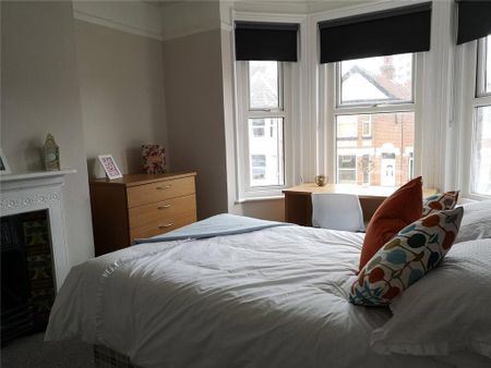 5 bedroom semi-detached house to rent - Photo 2