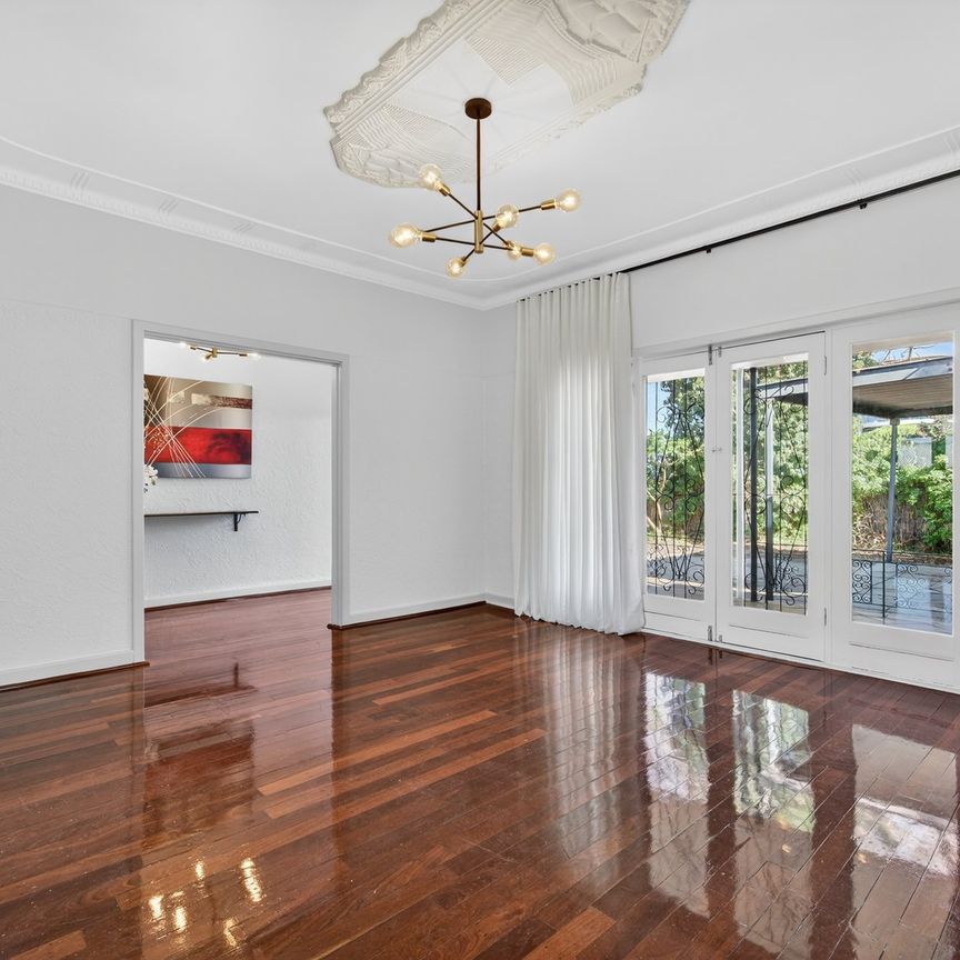 A Timeless Federation Classic Reimagined for Stylish Applecross Living - Photo 1